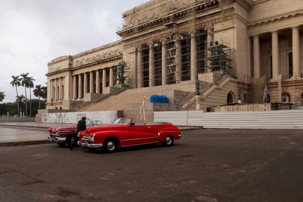 Het Capitolio in Havana met een klassieke auto