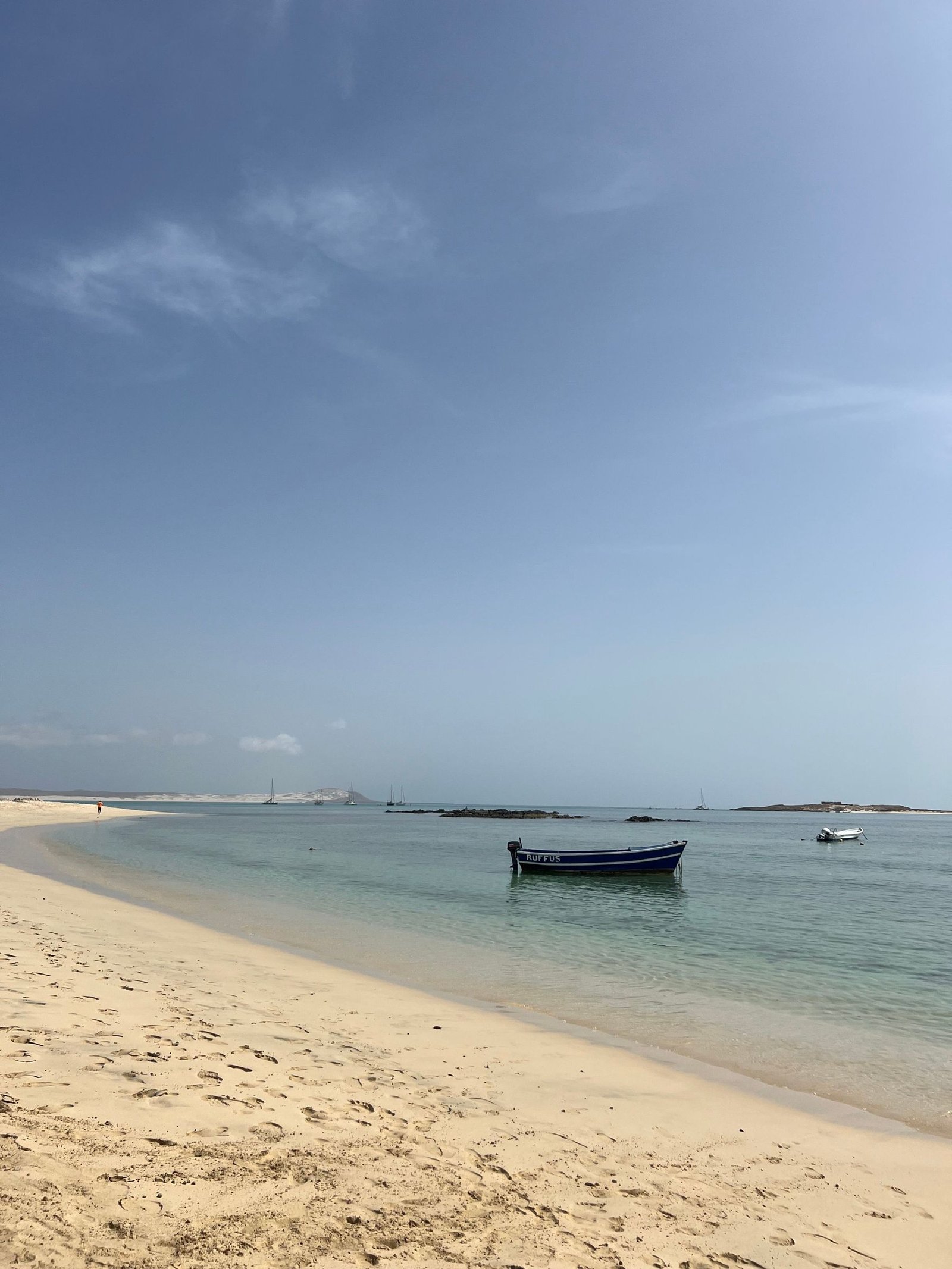 Boot in het turquoise water bij Sal Rei op Boa Vista