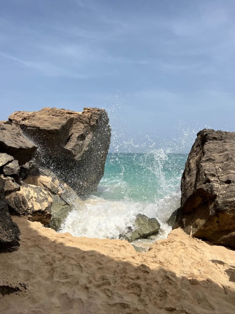 Rotsen en golven aan de kust van Boa Vista