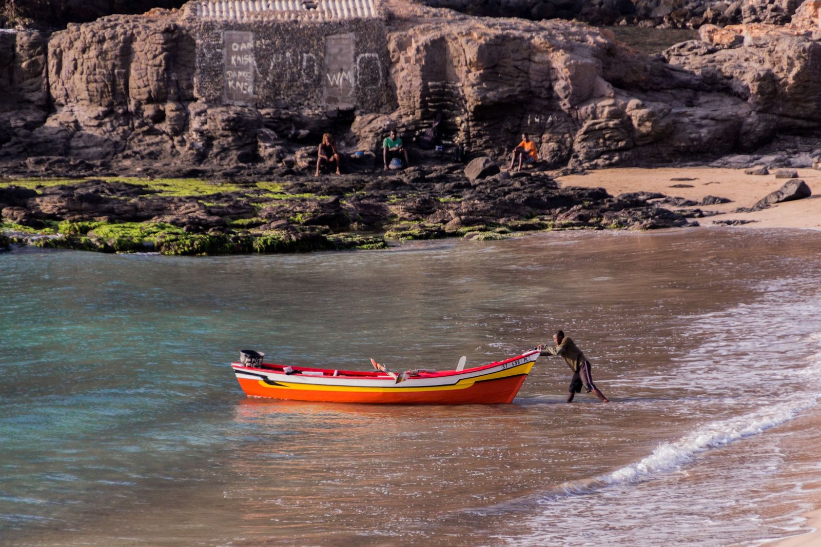 Vissersboot op het strand van Tarrafal op Santiago
