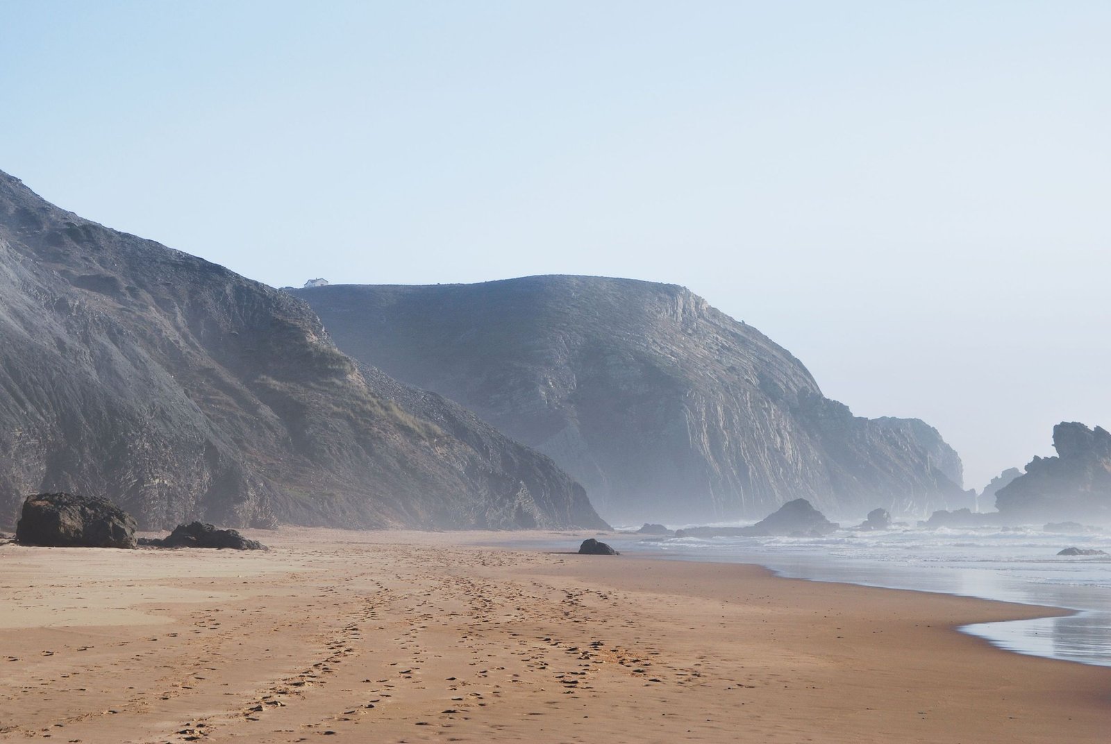 Breed strand onder kliffen