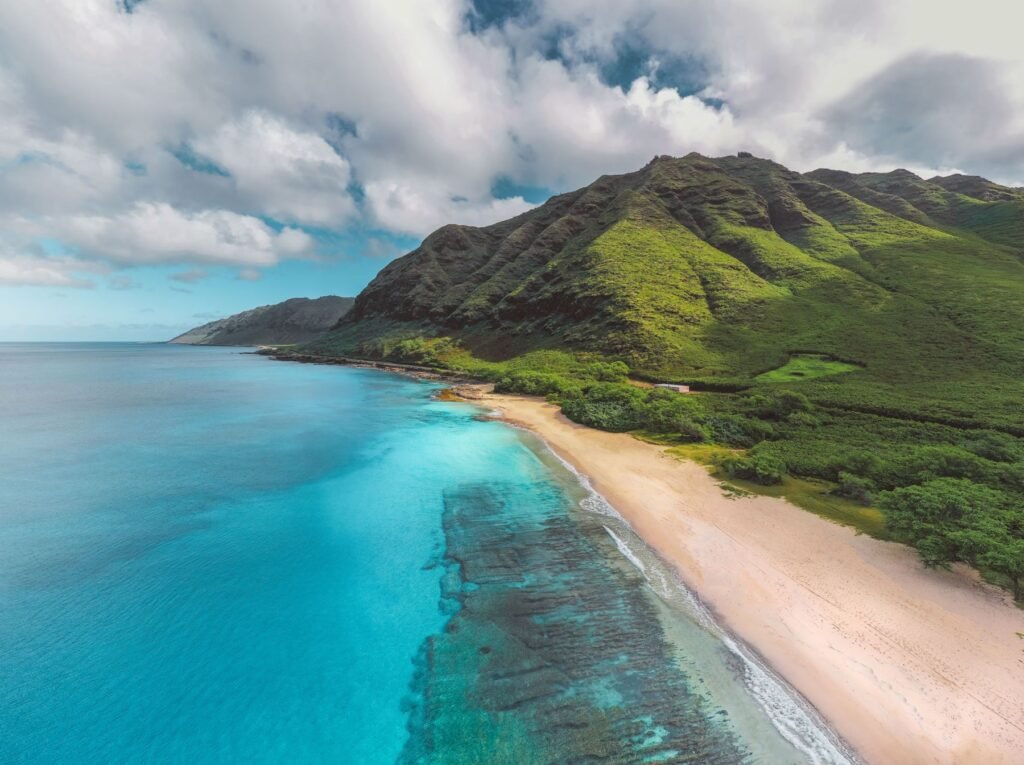 Strand en turquoise water van bovenaf