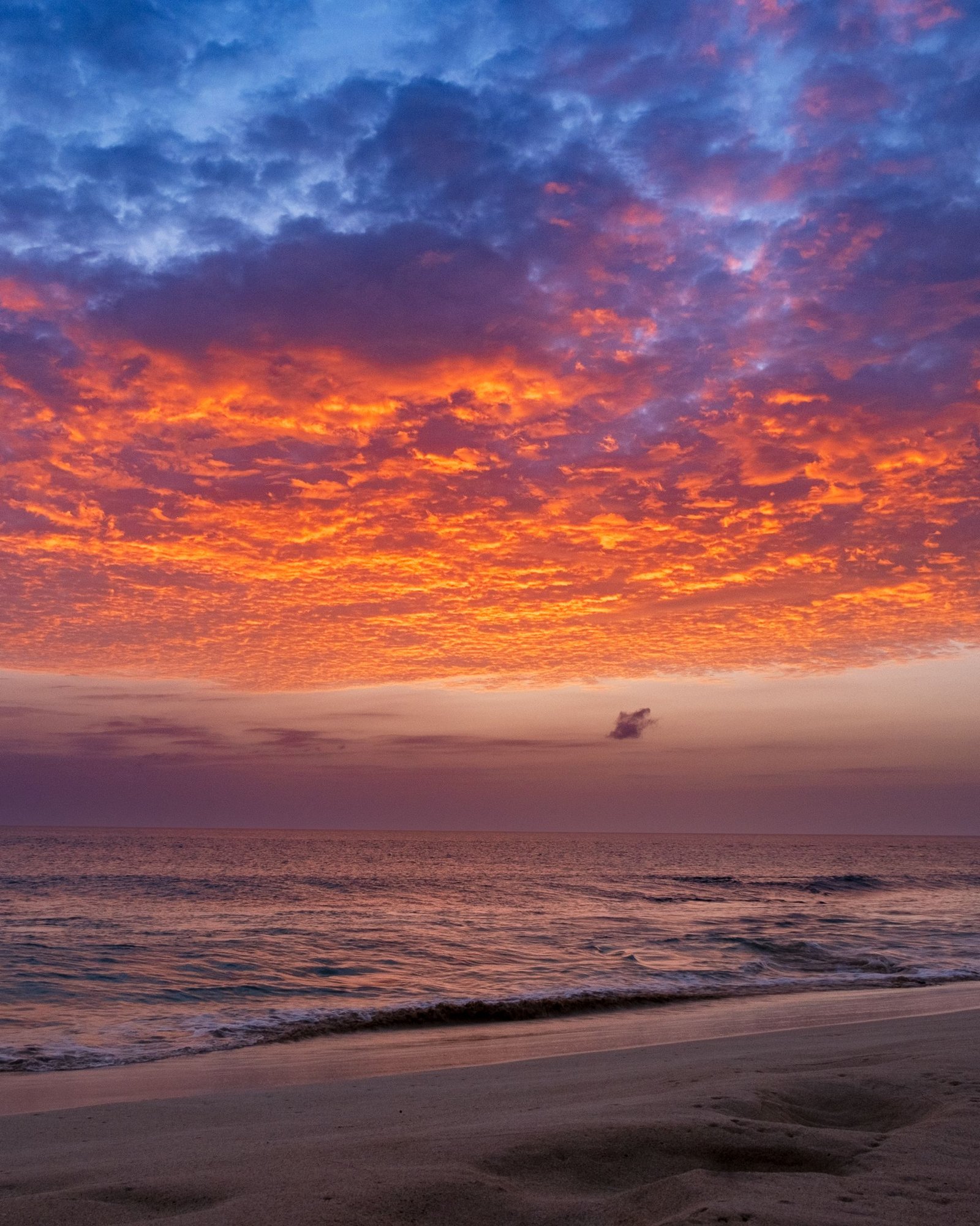 Zonsondergang boven het strand van Santa Maria