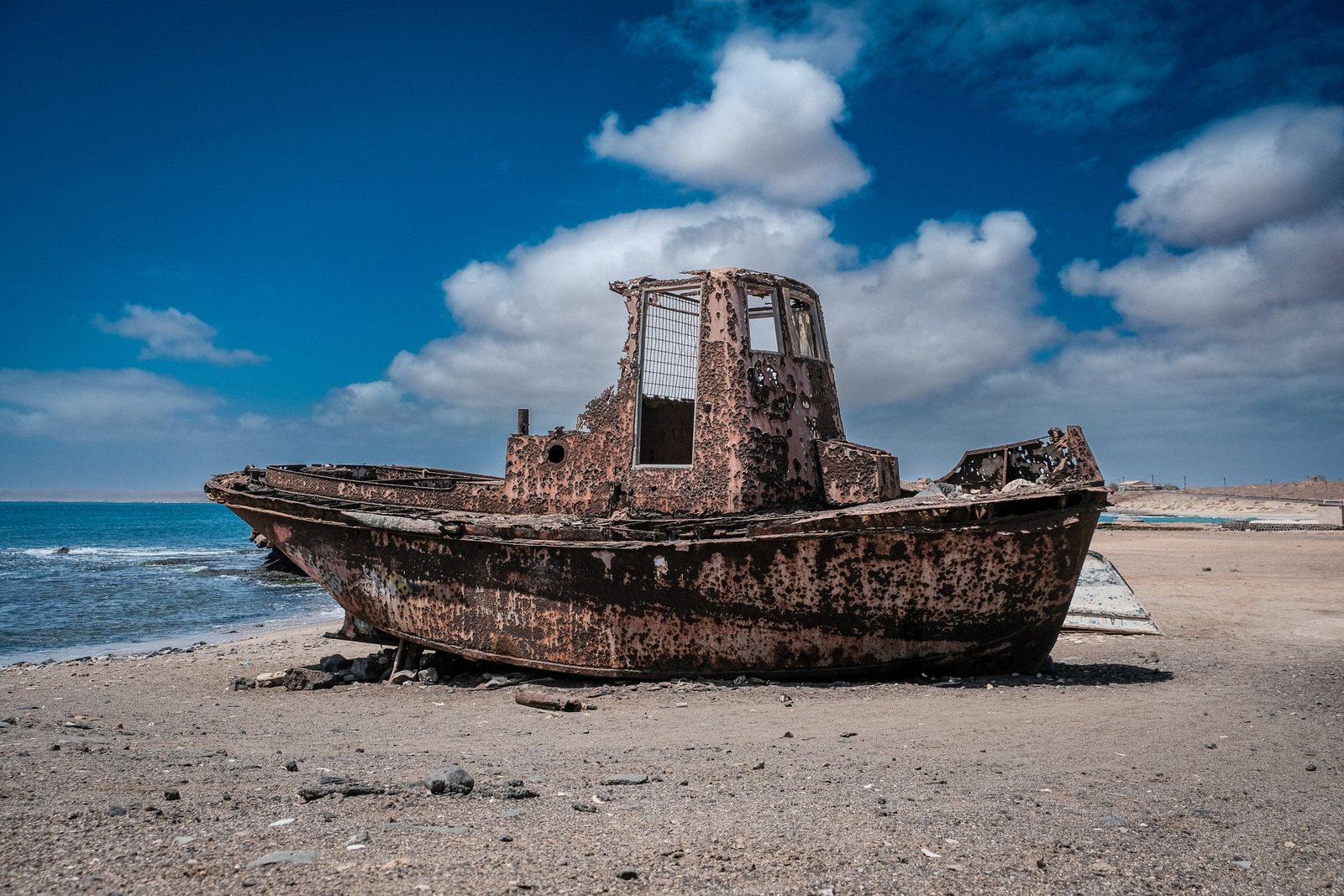 Oude boot op het strand van Pedra de Lume