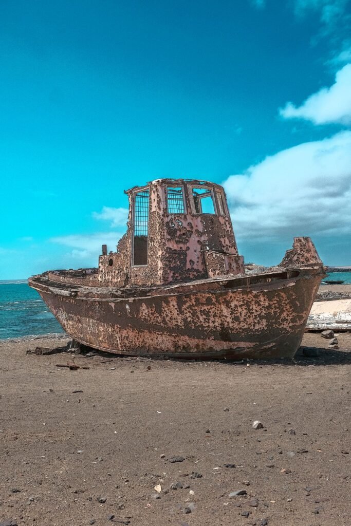 Verroeste boot op het strand van Sal