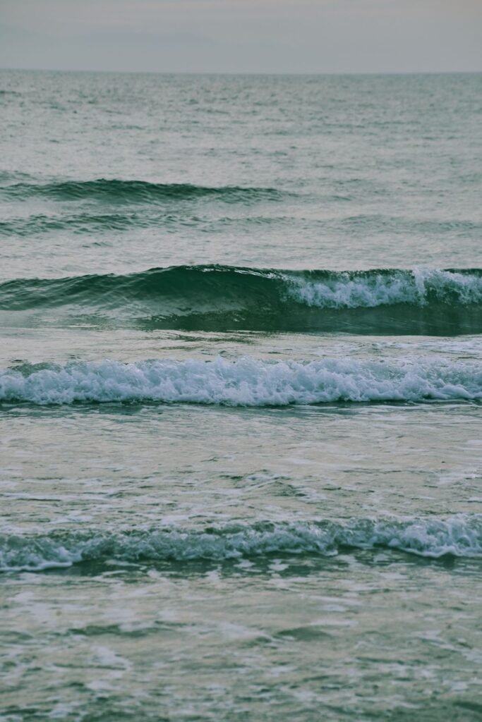 Golven die het strand op rollen