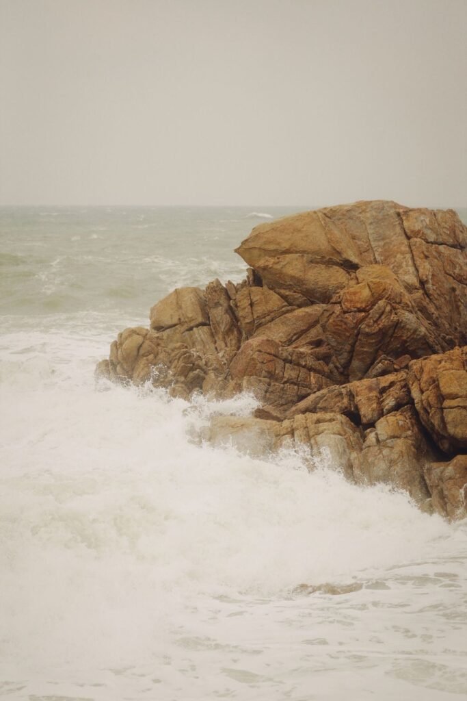 Golven tegen een rots