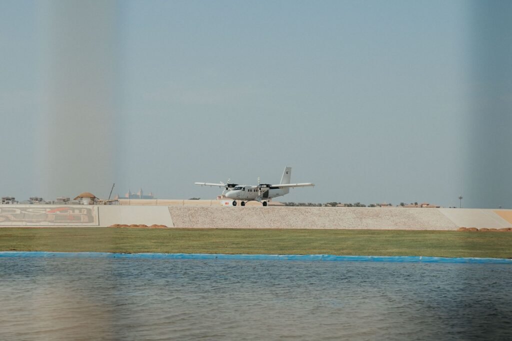 Klein vliegtuig op een landingsbaan aan zee
