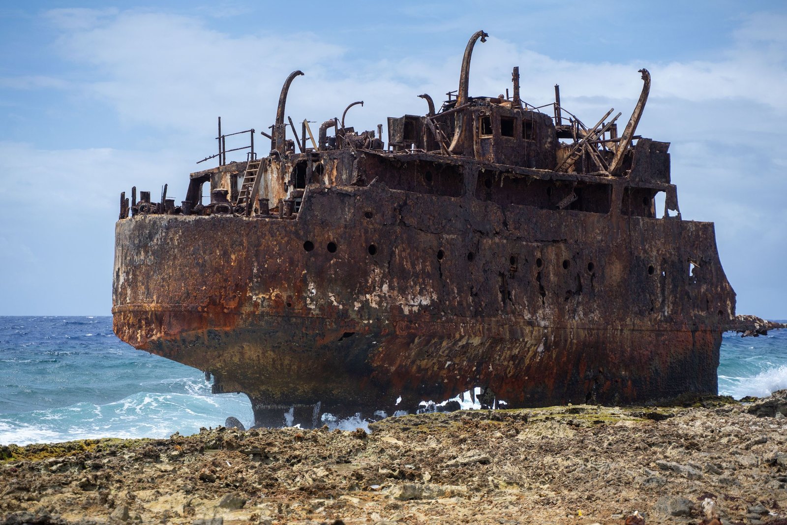 Roestig scheepswrak aan de kust van Klein Curaçao