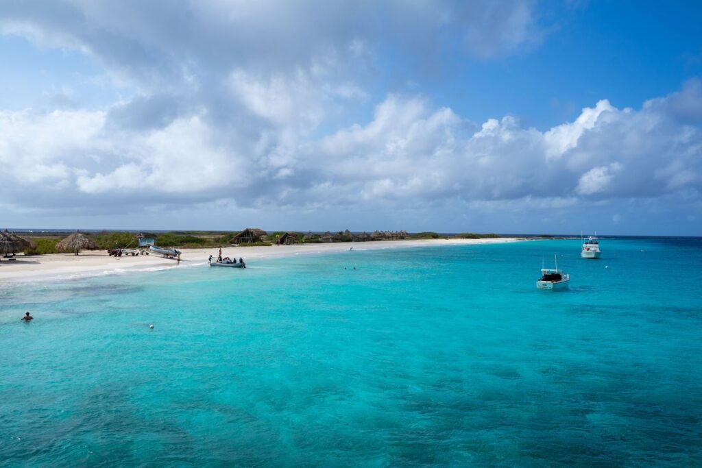 Turquoise water en strand bij Klein Curaçao