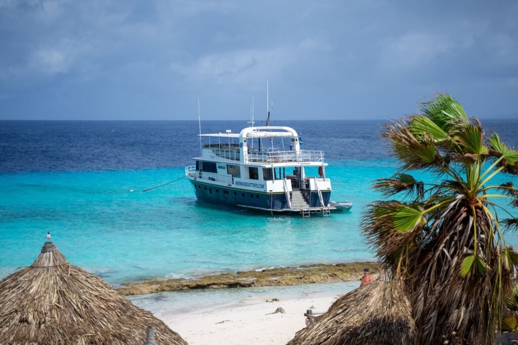 Boot voor het strand van Klein Curaçao