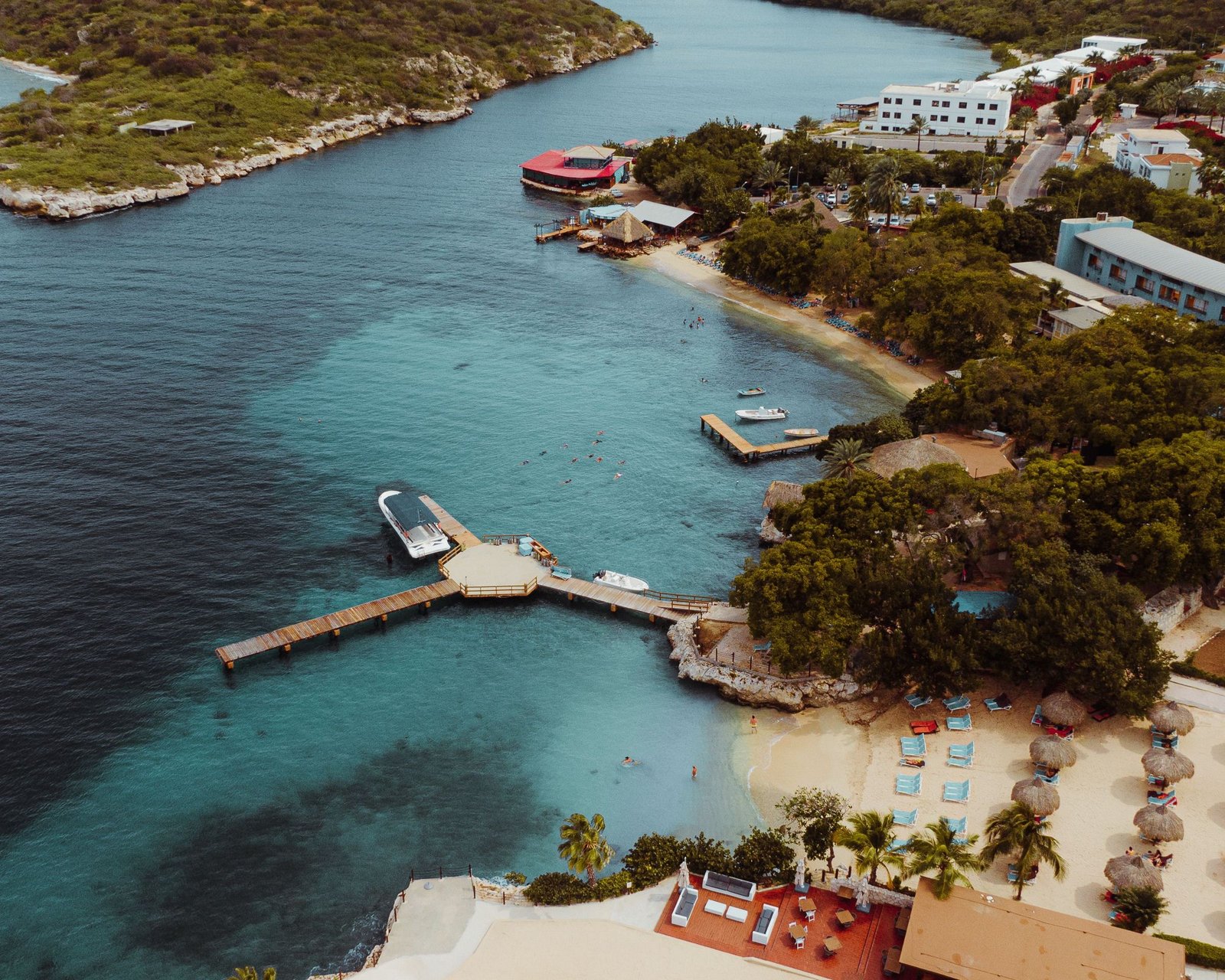 Kust van Curaçao met steigers van bovenaf