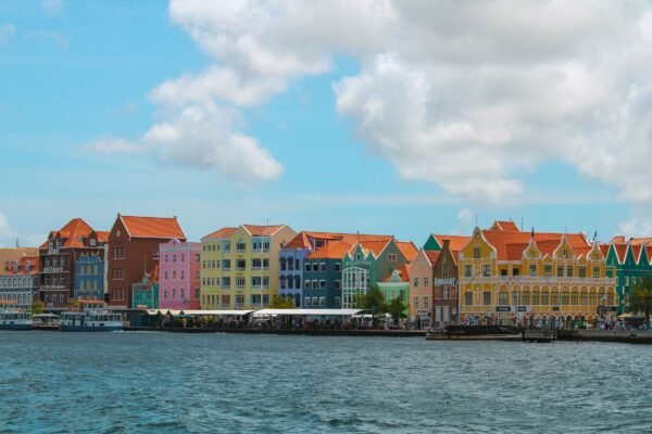 De kleurrijke Handelskade van Willemstad aan het water