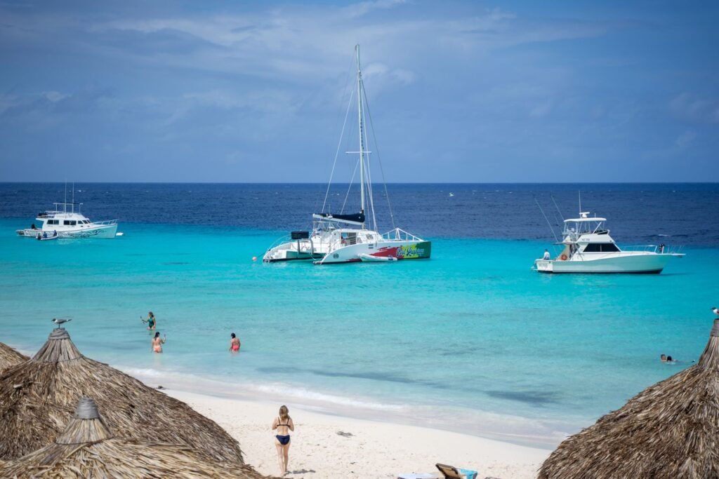 Baai met boten aan de kust van Curaçao