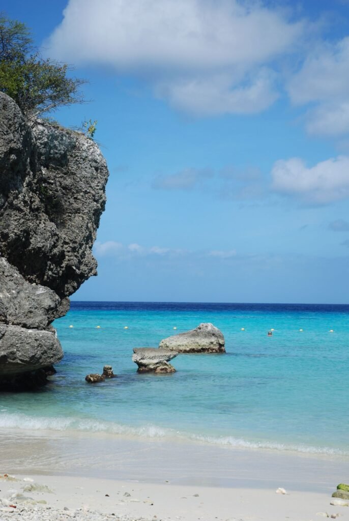 Rotsen en helder water aan de kust van Curaçao