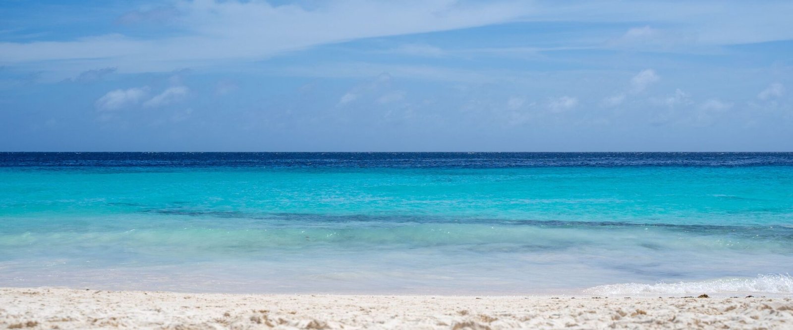 Strand met turquoise water op Curaçao