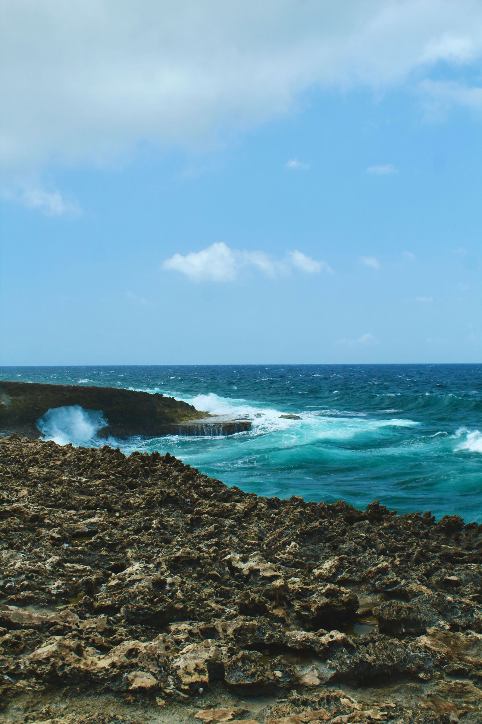 Rotskust en golven op Curaçao