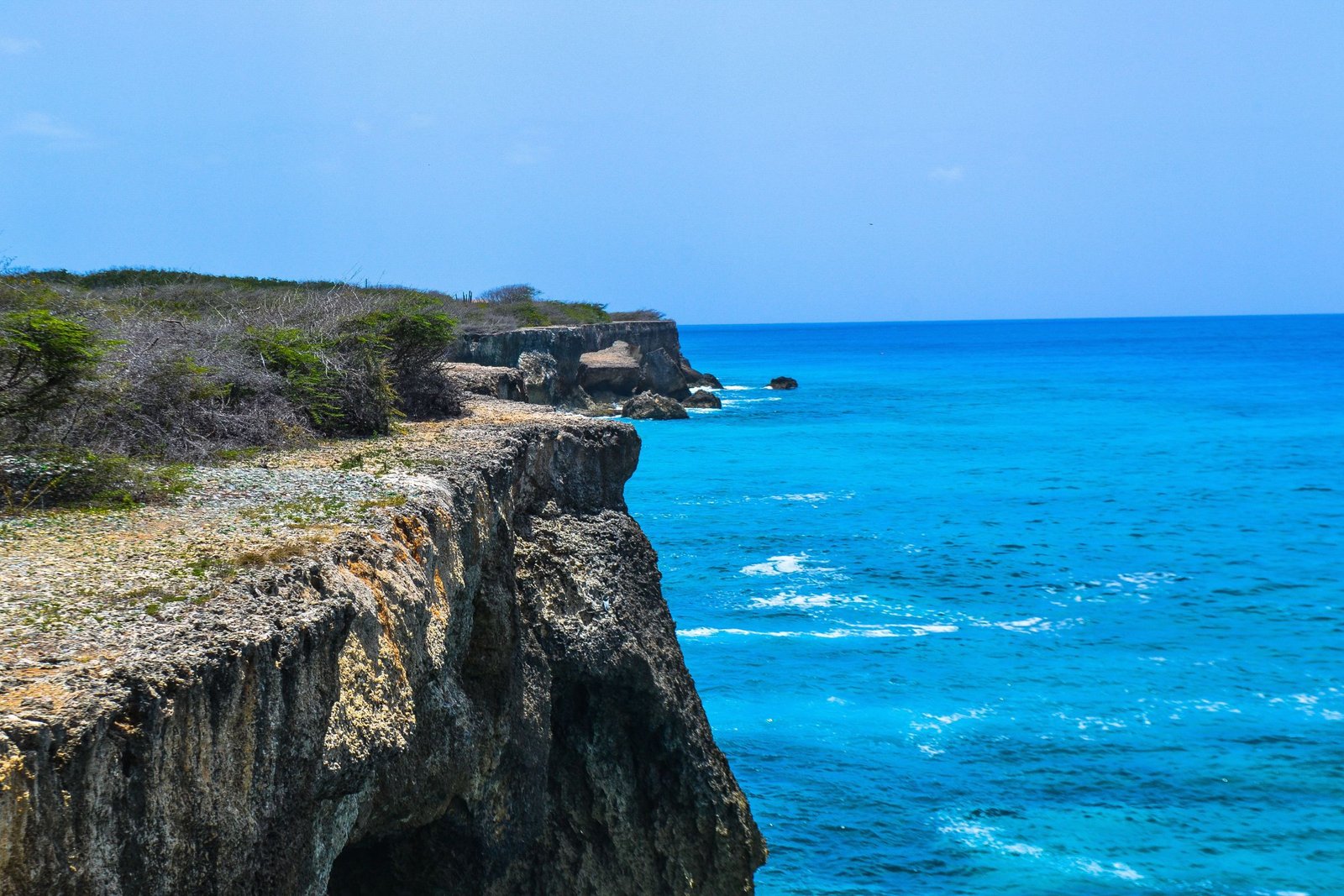 Kliffen aan de kust van Curaçao