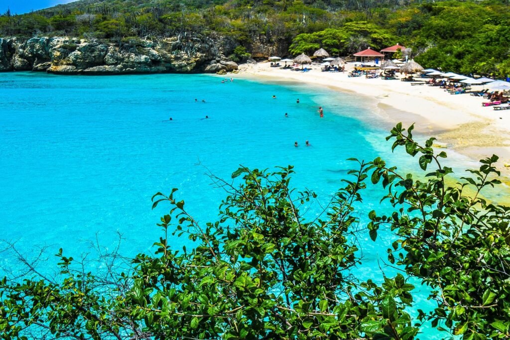 Tropisch strand met turquoise water op Curaçao