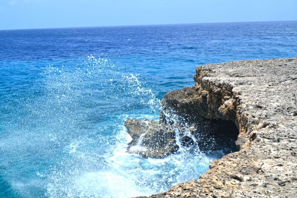 Golven tegen de rotsen van Curaçao