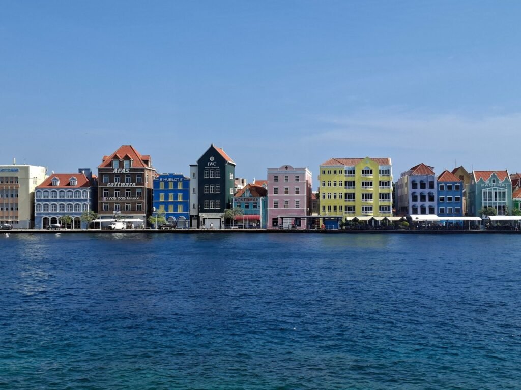 De Handelskade gezien vanaf het water