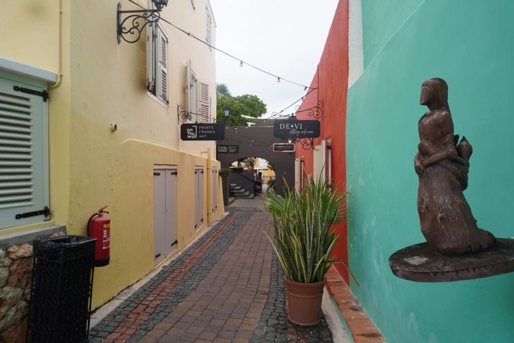 Steegje met beeld in Willemstad