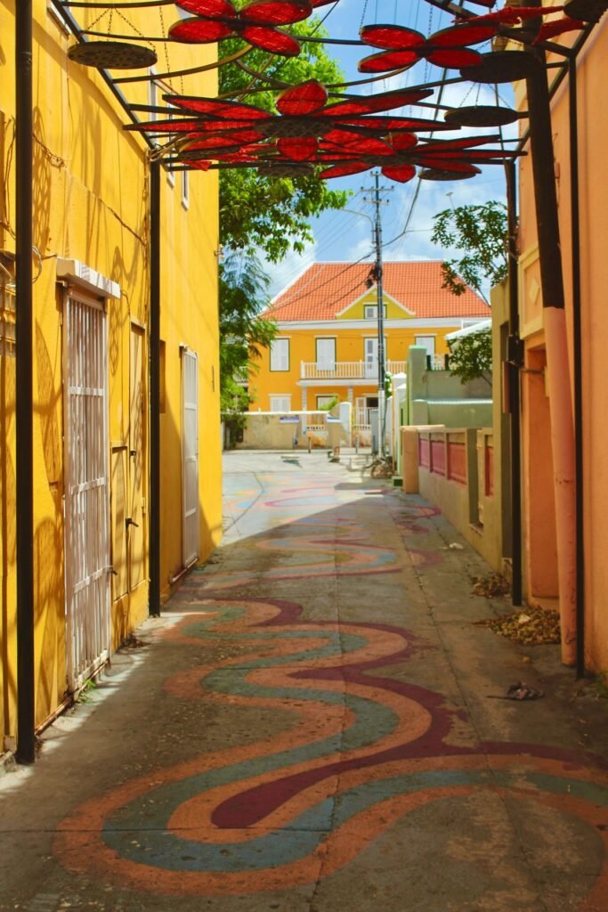 Kleurrijk steegje in Willemstad