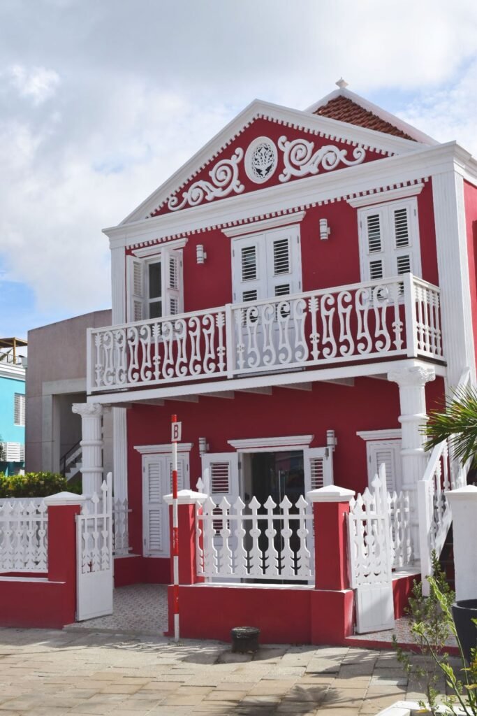 Rood koloniaal huis in Willemstad