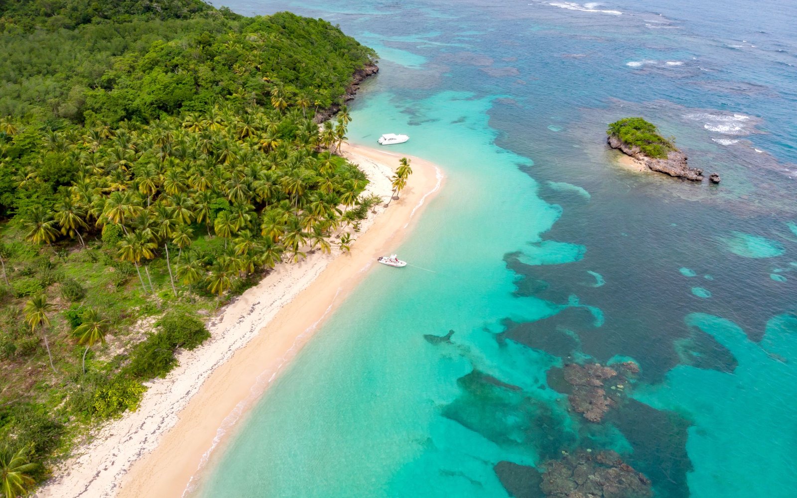 Strand en rif op het schiereiland Samaná
