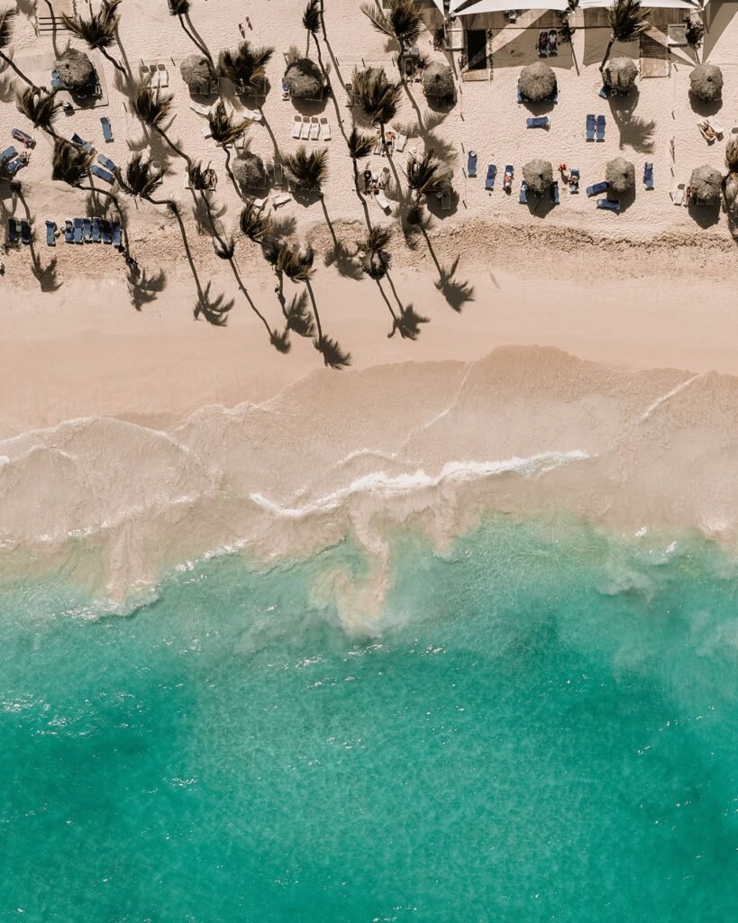 Tropisch strand met turquoise water van bovenaf