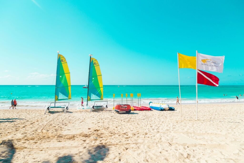 Strand met catamarans in Punta Cana