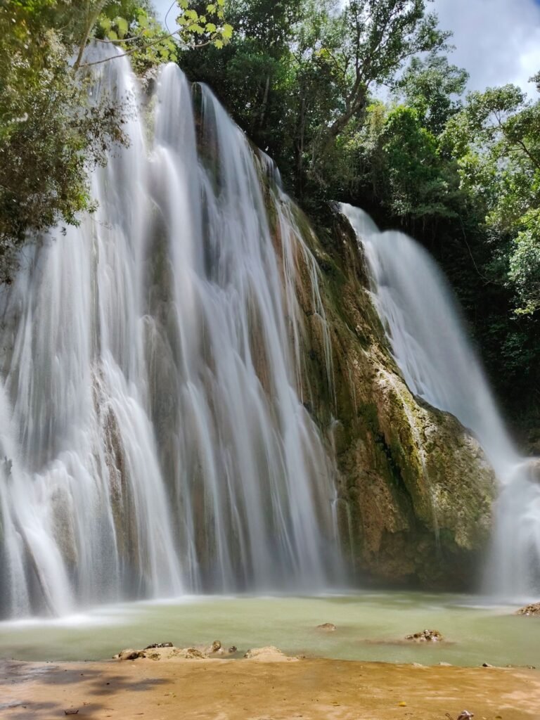 De waterval El Limón in het groen