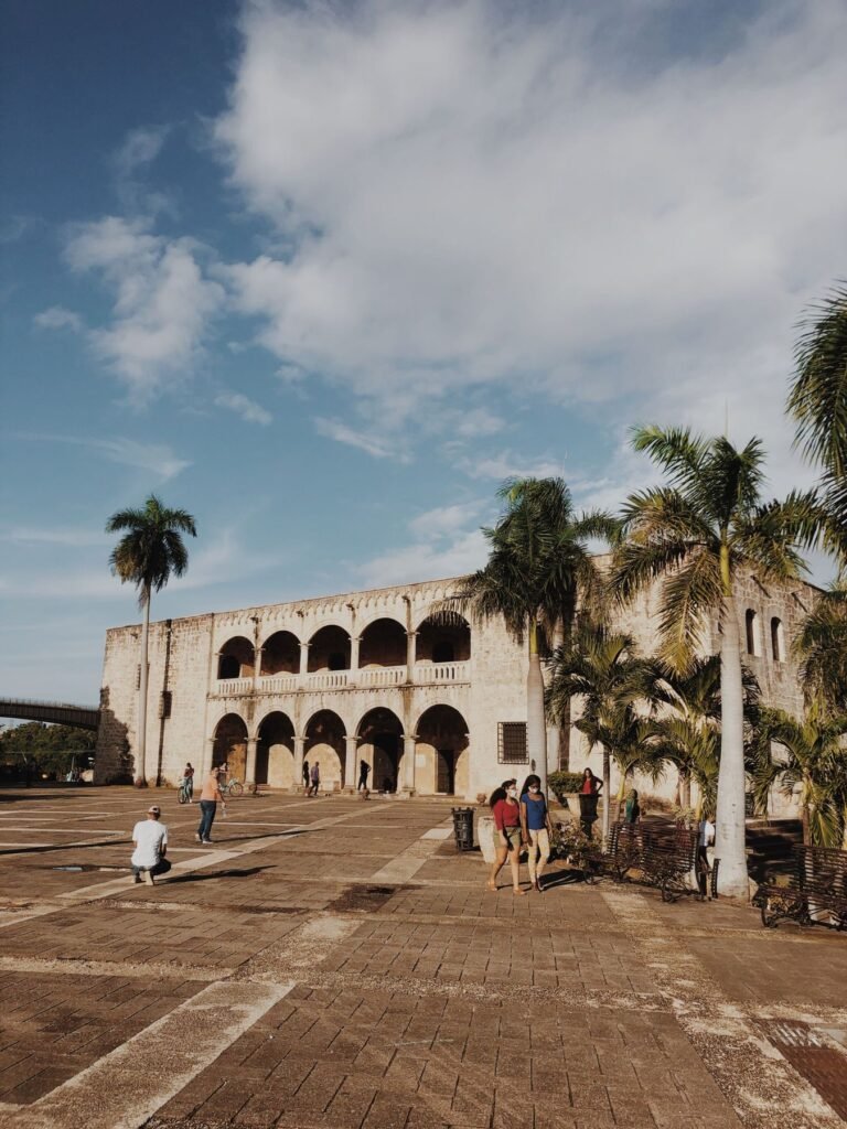 Het Alcázar de Colón aan het plein