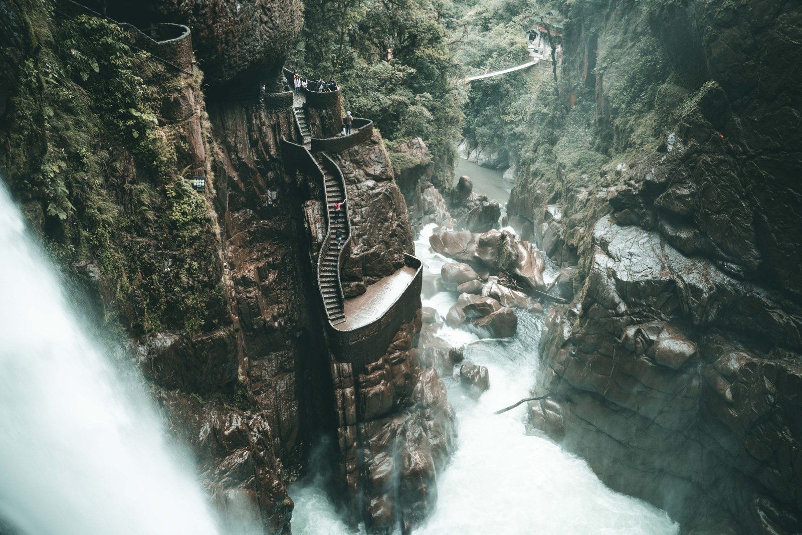 De waterval Pailón del Diablo bij Baños in een smalle kloof