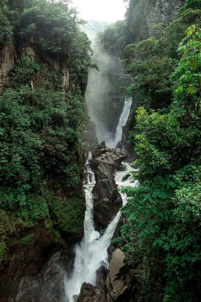Waterval in een begroeide kloof bij Baños