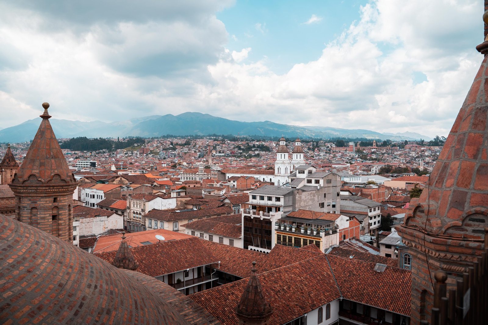 Uitzicht over de rode daken van Cuenca met de Andes op de achtergrond