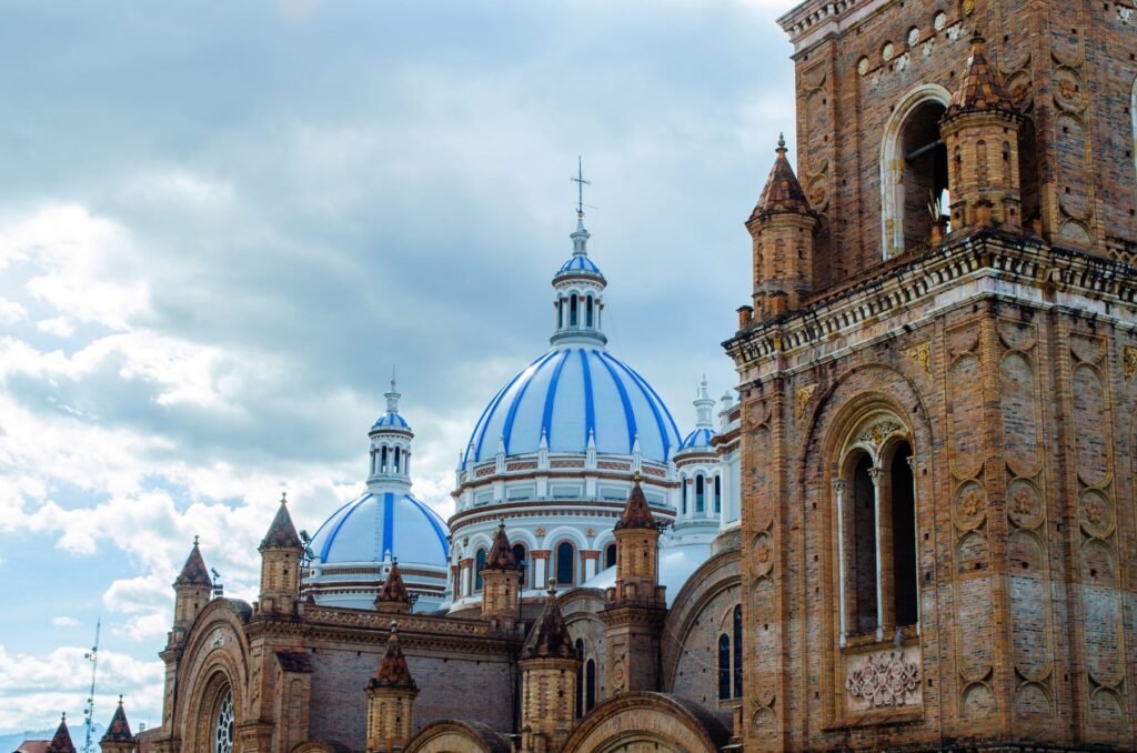 De blauwe koepels en bakstenen toren van de kathedraal van Cuenca