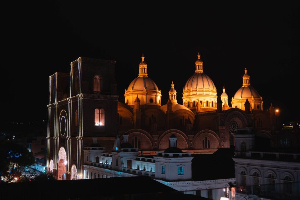 De verlichte koepels van de kathedraal van Cuenca bij nacht