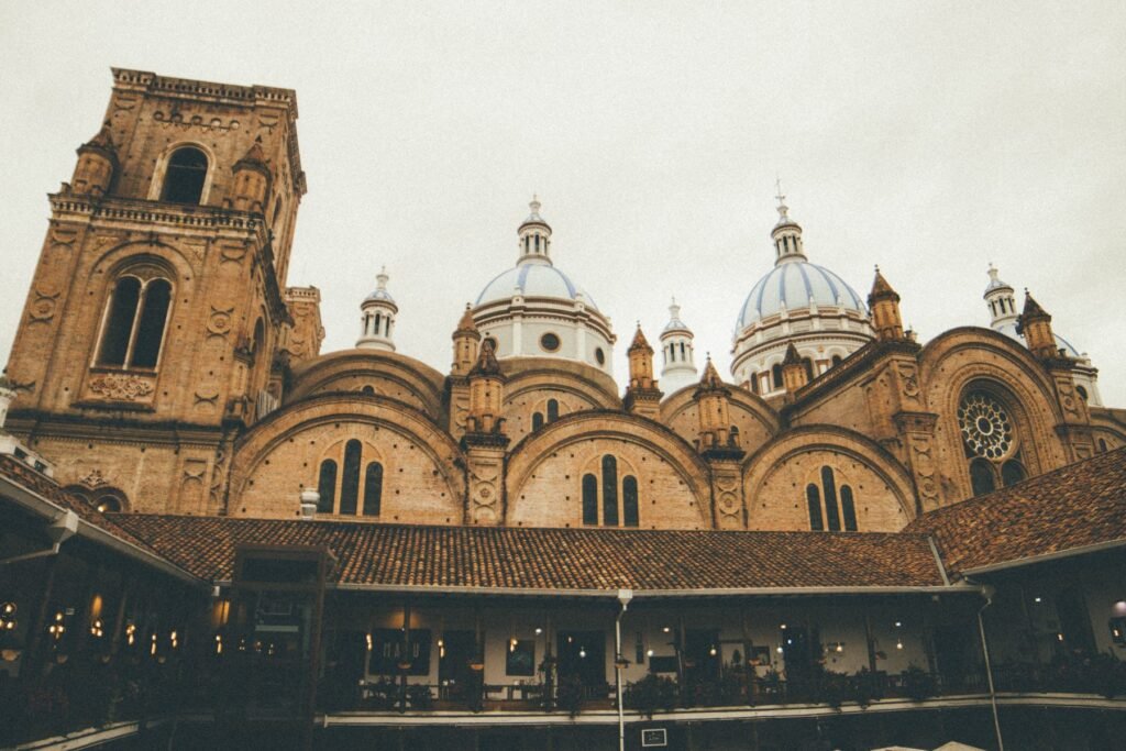 Gevel en koepels van de Nieuwe Kathedraal in Cuenca