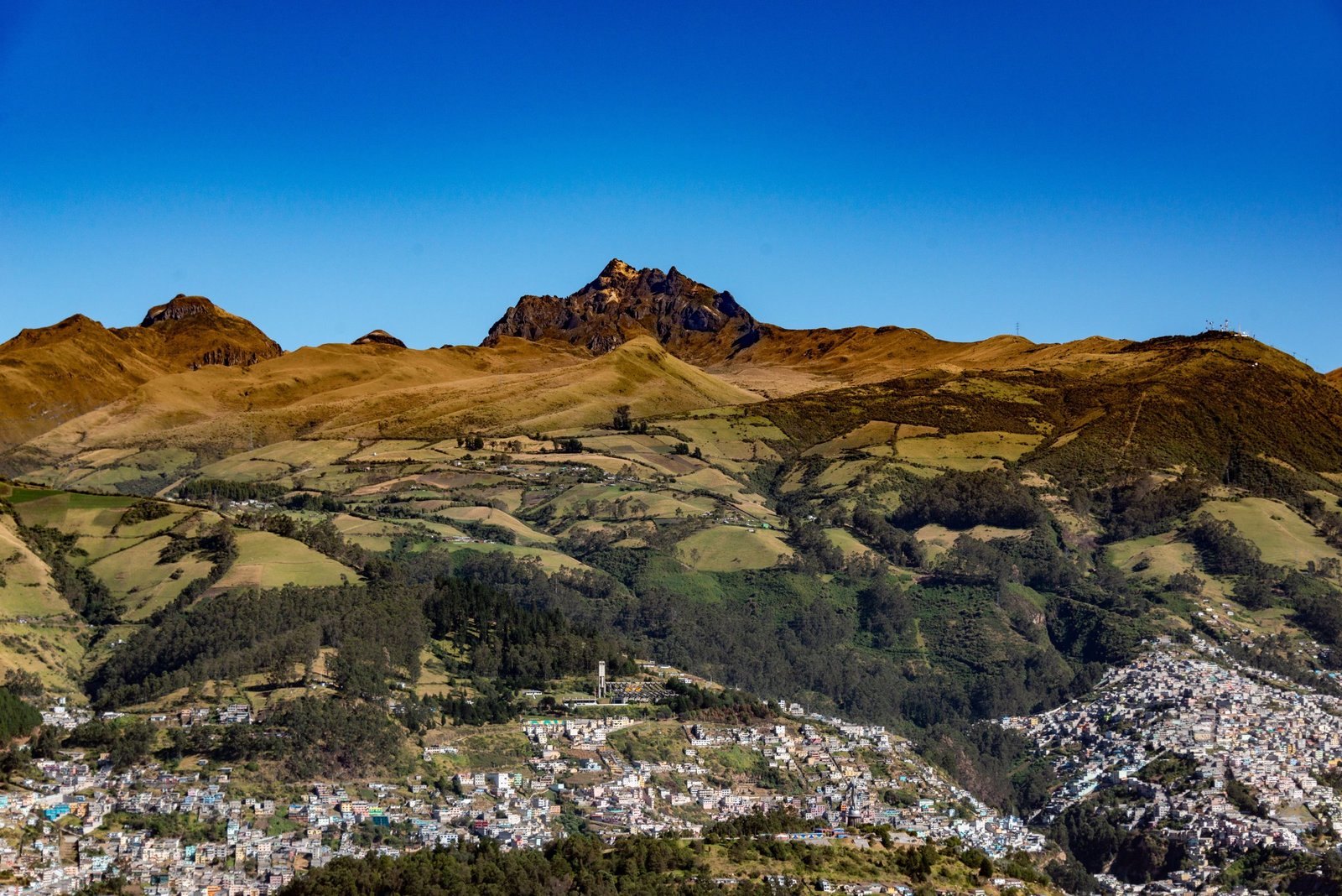 Luchtfoto van de Pichincha-vulkaan en de groene heuvels bij Quito