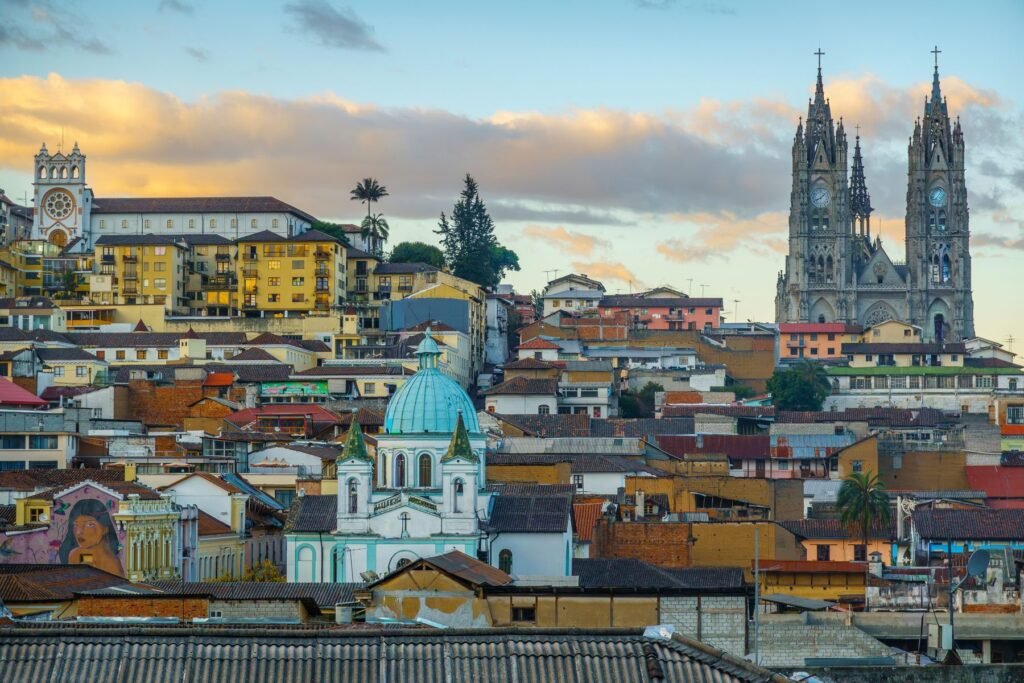 Historisch centrum van Quito met kerktorens en de bergen