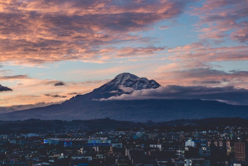 De Chimborazo bij zonsondergang boven de Andes