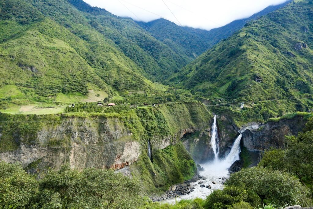 Waterval in een groene kloof bij Baños