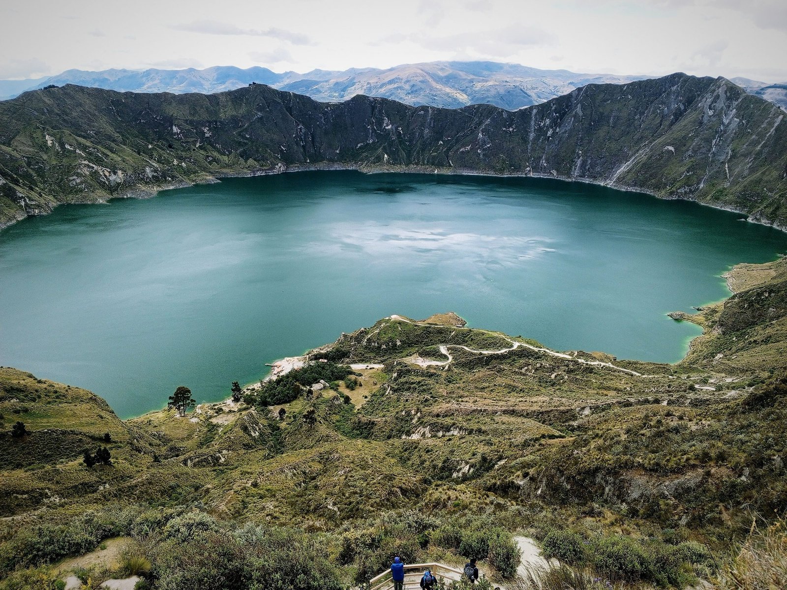 Het groene kratermeer Quilotoa gezien vanaf de rand