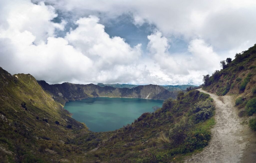 Wandelpad dat afdaalt naar het kratermeer van Quilotoa