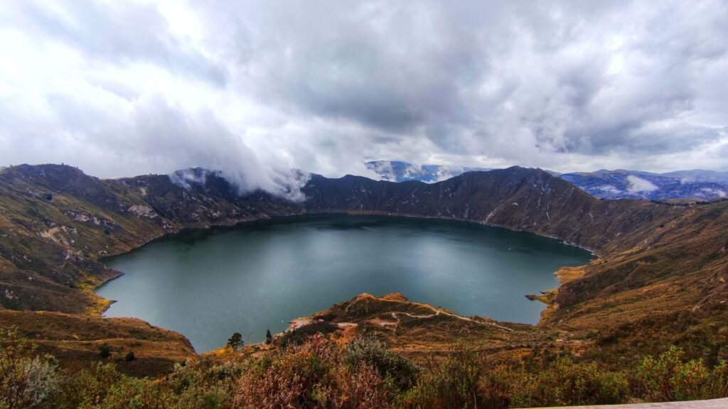 Kratermeer Quilotoa onder een bewolkte lucht