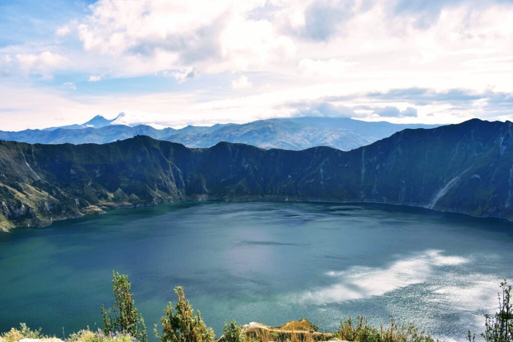 Het meer van Quilotoa met wolken die weerspiegelen in het water