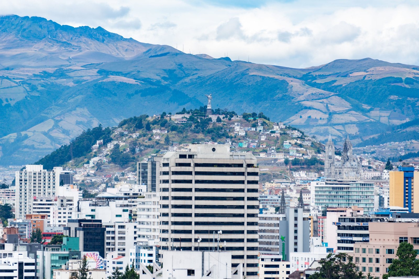 Luchtfoto van Quito met de Andes op de achtergrond