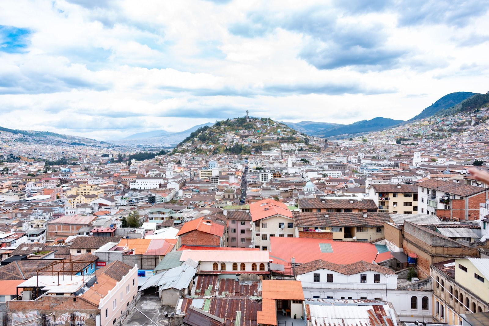 Luchtfoto van Quito met de daken van de oude stad en de heuvels