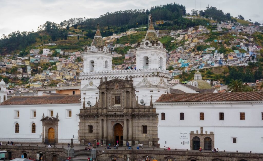 De San Francisco-kerk en het plein in de oude stad van Quito